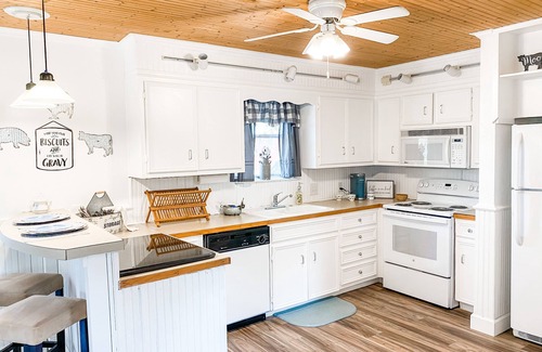 Pedernales Bend House | Charming Farmhouse Overlooking the Beautiful Pedernales River