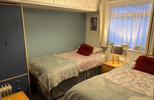 Scurlage Apartment | Charming Gower Chalet with Ocean View and Hot Tub