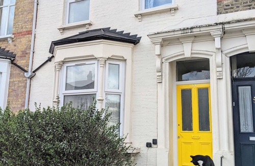 Stoke Newington House | Family-Friendly 5 Bed Home with Garden in Trendy Area