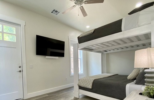 Vinita House | Gorgeous 'Hi-Tech' Lakeside Home! Book 3 Days Get 10% Off!