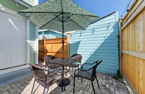 Faubourg Lafayette Cottage | Charming Historic New Orleans Cottage, Pet & Child Friendly