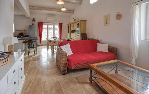 Croagnes House | Inviting 3 Bedroom Home with Pool in Saint-Saturnin-Lès-Apt