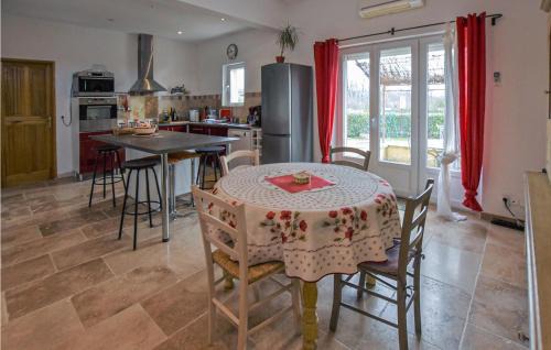 Croagnes House | Inviting 3 Bedroom Home with Pool in Saint-Saturnin-Lès-Apt