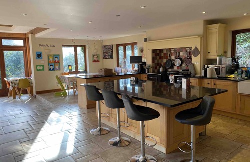 Farnham House | Inviting Holiday Home in the Beautiful Surrey Hills