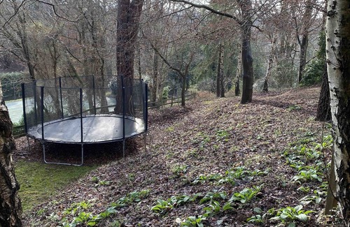 Farnham House | Inviting Holiday Home in the Beautiful Surrey Hills