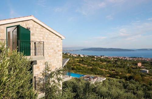 Kastel Kambelovac House | Relaxing 4-Bedroom Retreat in Kastel Kambelovac
