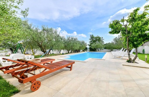 Sveti Filip i Jakov House | Discover Comfort in a Natural Retreat with Pool & Spa