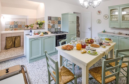 Montelovesco House | Inviting Cottage with Summer Kitchen and Pet-Friendly Amenities