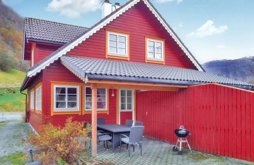 Akra House | Tranquil Retreat on the Åkrafjord with Spa and Lake Views