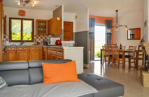 Blis-et-Born House | Enjoy a Family Getaway in a Poolside Vacation Home