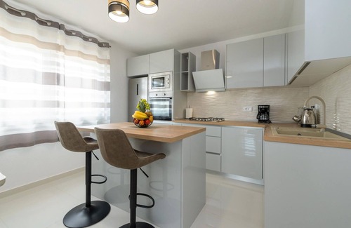 Benkovac House | Family-Friendly 2 Bedroom Stay in Benkovac with Pool