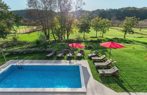 Boljun House | Explore Boljun: Family-Friendly 4 Bedroom Retreat Awaits