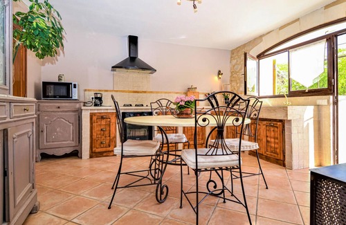 Boulbon House | Beautiful Cottage with Pool for an Unforgettable Getaway