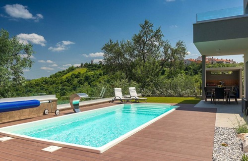 Buje House | Ideal 4 Bedroom Retreat in Buje with Pool and Spa