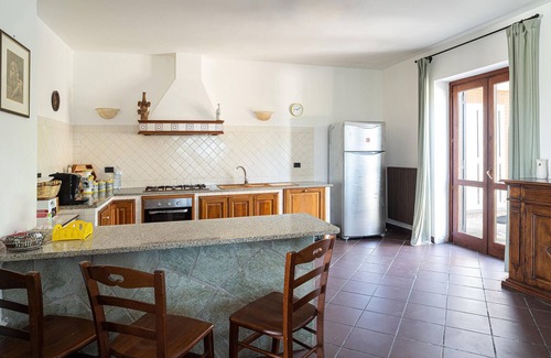 Castellabate House | Inviting Vacation Home: Relaxing Stay with Lake Views