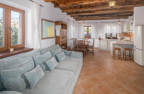 Cabrunici House | Spacious 4-Bedroom Retreat with Spa in Cabrunici