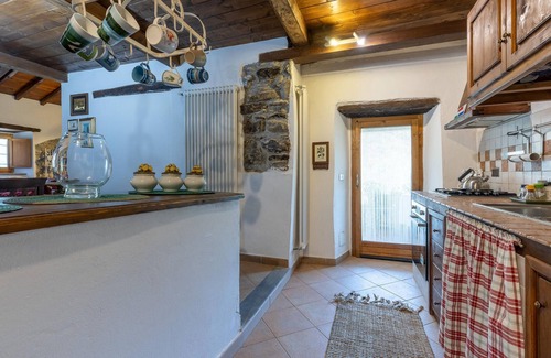 Comano House | Spacious 3-Bedroom Accommodation in Comano with Pool