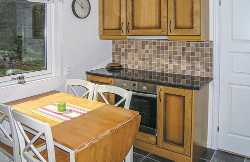 Gulen House | Cozy Cottage with Lake Views Near Austgulfjord