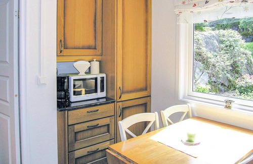 Gulen House | Cozy Cottage with Lake Views Near Austgulfjord