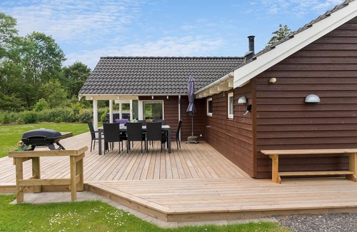 Dannemare House | Relax in a Cozy Beachside Wooden House with Ocean Views