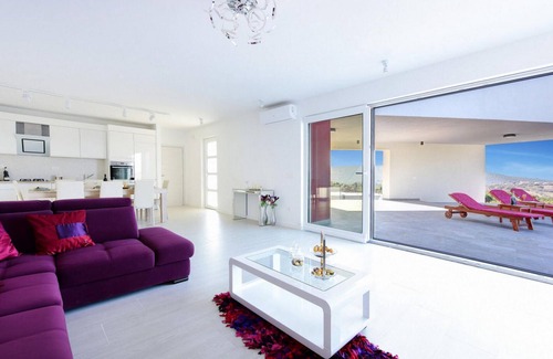 Sukosan House | Spacious 4-Bedroom Retreat with Pool in Debeljak