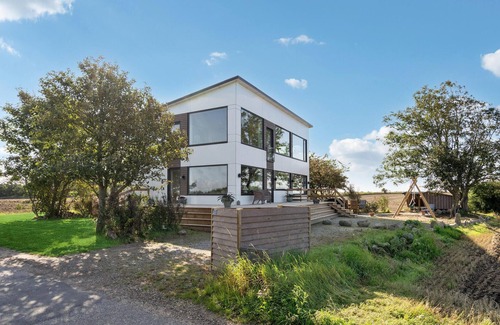 Helnæs By House | Spacious 6-Bedroom Accommodation with Oceanfront Views