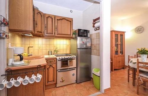 Entrechaux House | Pet-Friendly 1 Bedroom Retreat with Lake View in Entrechaux