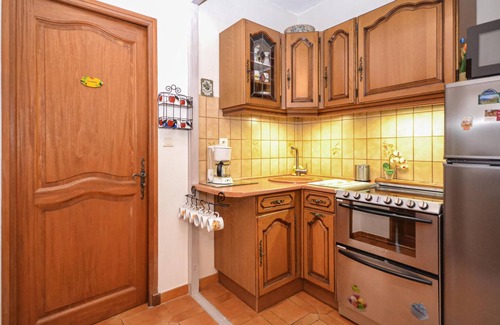 Entrechaux House | Pet-Friendly 1 Bedroom Retreat with Lake View in Entrechaux