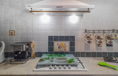 Erchie House | Cozy 2-Bedroom Getaway in Erchie with Spa & Pet-Friendly