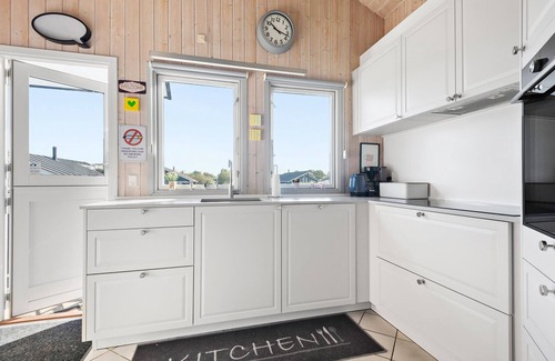 Rindby Strand House | Inviting Cottage with Ocean View Near Fanø Bath