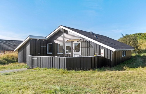 Rindby Strand House | Inviting Cottage with Ocean View Near Fanø Bath