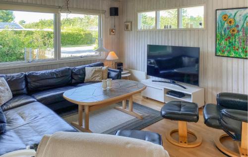 Hvalpsund House | Cozy Home in Farsø with Kitchen and Child-Friendly Amenities