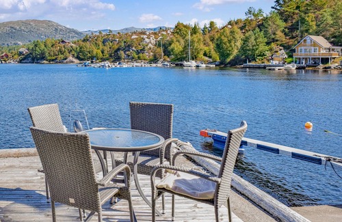 Fitjar House | Unwind in a Modern Home with Breathtaking Fjord Views