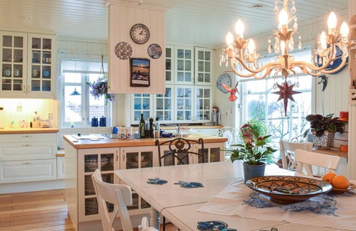 Fjell House | Cozy Cottage with Ocean Views and Serene Surroundings