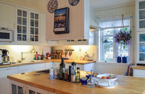 Fjell House | Cozy Cottage with Ocean Views and Serene Surroundings