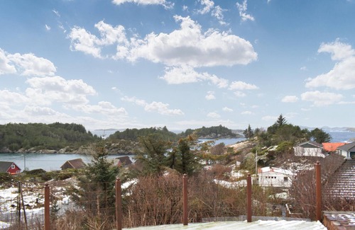 Fjell House | Cozy Cottage with Ocean Views and Serene Surroundings