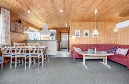 Lild Strand House | Exceptional 2 Bedroom Getaway with Ocean View in Frøstrup