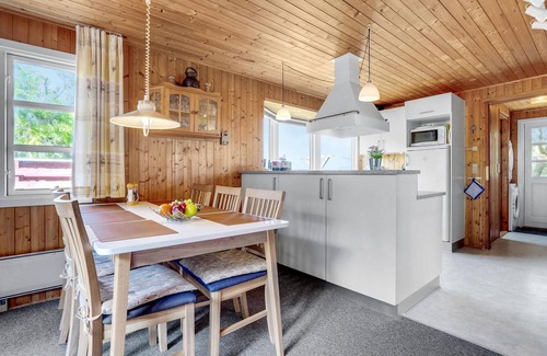 Lild Strand House | Exceptional 2 Bedroom Getaway with Ocean View in Frøstrup