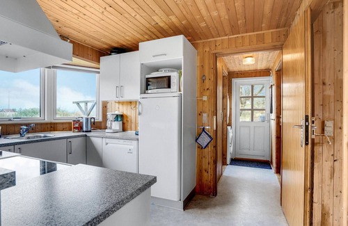 Lild Strand House | Exceptional 2 Bedroom Getaway with Ocean View in Frøstrup