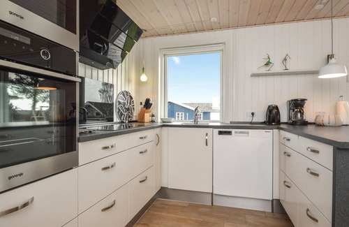 Vikær Strand House | Ideal 4-Bedroom Retreat with Ocean View in Haderslev