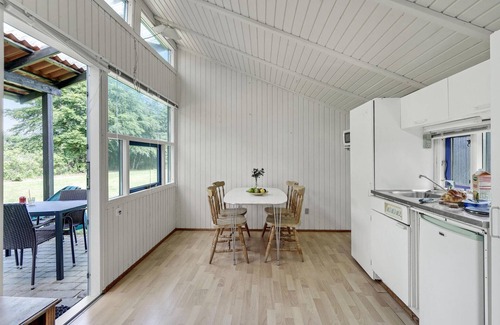 Hampen House | Tranquil Escape by Hampen Lake: Pool, Spa & Nature Awaits