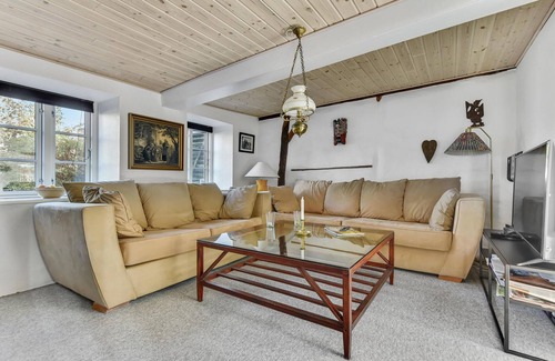 Hojer House | Inviting Renovated Retreat with Ocean View Terrace