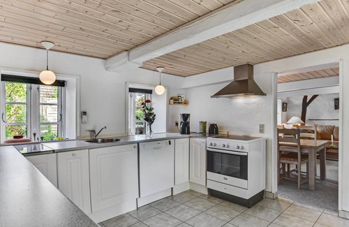 Hojer House | Inviting Renovated Retreat with Ocean View Terrace