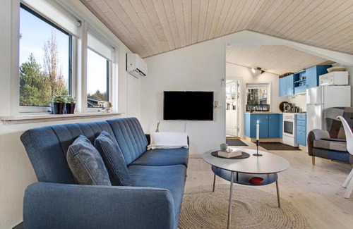 Hovborg House | Cozy Home in Hovborg with Kitchen for Every Traveler
