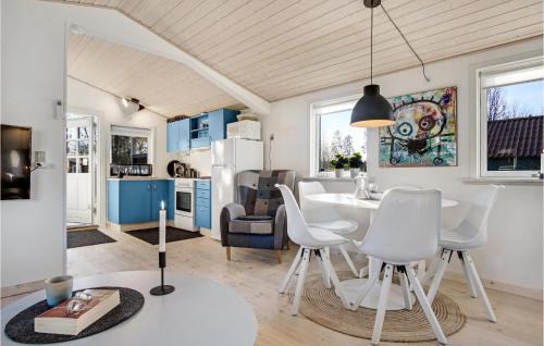 Hovborg House | Cozy Home in Hovborg with Kitchen for Every Traveler