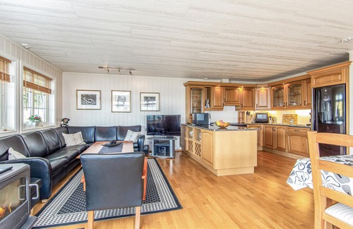 Hundeidvik House | Cozy Cottage by Storfjord with Spa and Lake Views