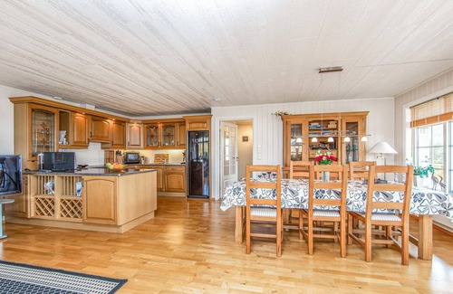 Hundeidvik House | Cozy Cottage by Storfjord with Spa and Lake Views