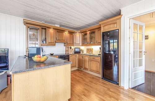Hundeidvik House | Cozy Cottage by Storfjord with Spa and Lake Views