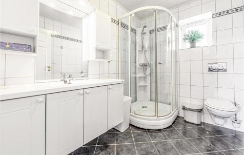 Hundeidvik House | Family-Friendly 4 Bedroom Home in Beautiful Hundeidvik