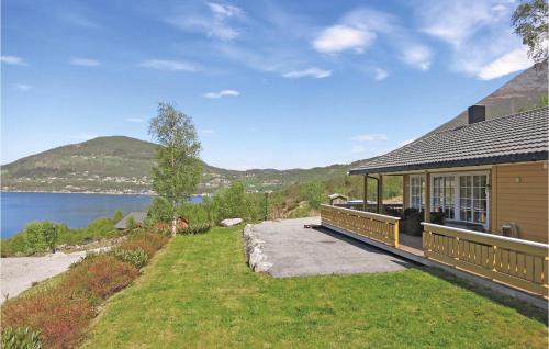 Hundeidvik House | Family-Friendly 4 Bedroom Home in Beautiful Hundeidvik
